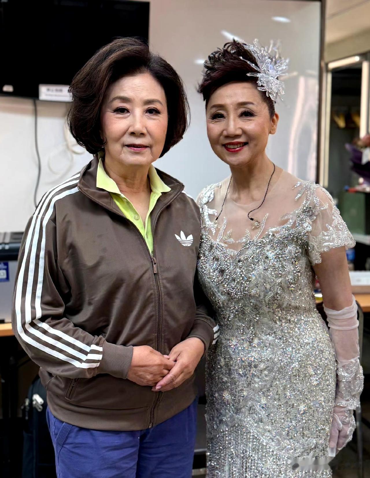 和香港娱乐圈的大咖汪明荃合影的女士是谁？
小时候在央视春晚看过她演唱的《春光美》