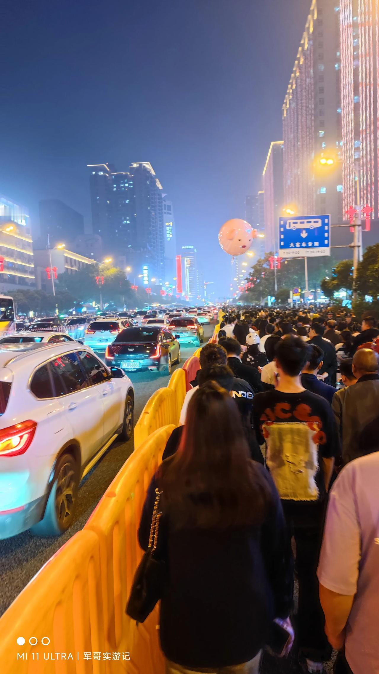 今晚长沙火到爆！近三十分烟花表演精彩绝伦，让人大开眼界！听说光烟花成本就价值数百