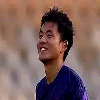 吉达夜战，乌兹别克围着咱们球门轰了28脚，控球七成，愣是进不去。李昊八次飞身，硬