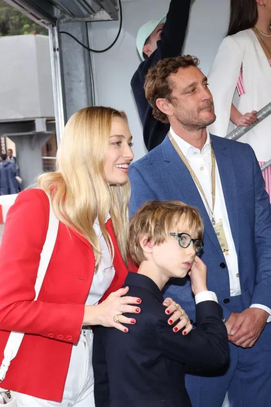 4.26 摩纳哥卡洛琳公主的次子皮埃尔和次媳碧翠丝观看赛车，带上俩儿子接着看 