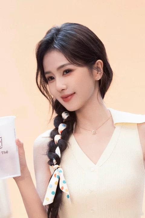 杨单给白鹿化的丝绒奶茶妆杨单老师每次给白鹿化的妆都好好看！这次是丝绒奶茶妆~白鹿