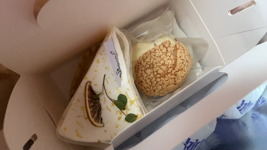没买到海盐山核桃蛋糕但意外买到了山核桃冰淇淋泡芙。好幸福啊人怎么可以这么容易拥有