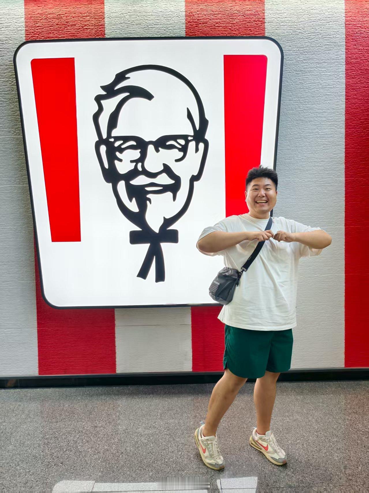当你一旦接受肯德基的logo的领结部分是是两只手和两条腿的话，你就回不去了。哈哈