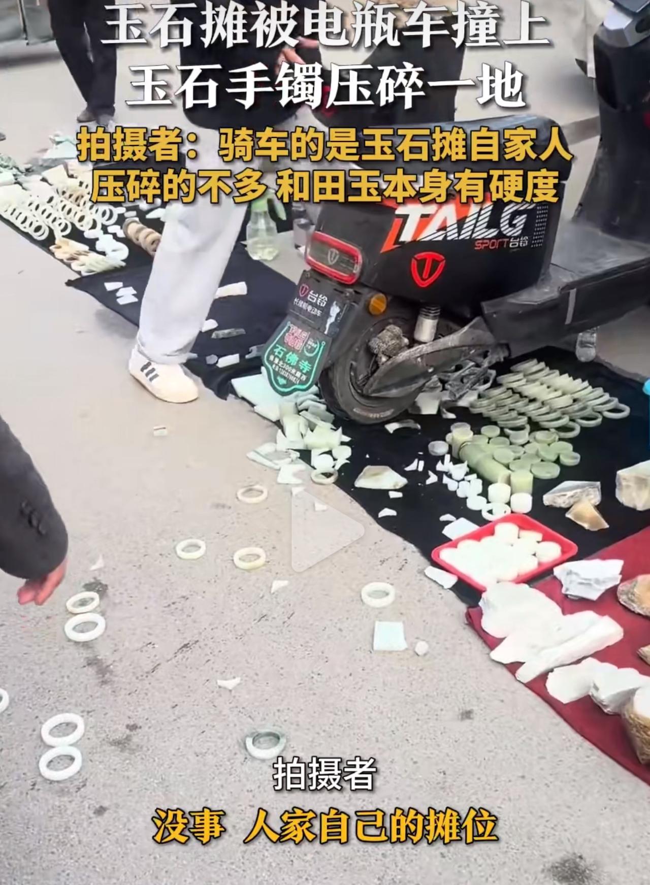 一个小男孩骑电瓶车，本来是在摊位附近转悠，谁知道猛踩油门那一下，车直接直直冲向自