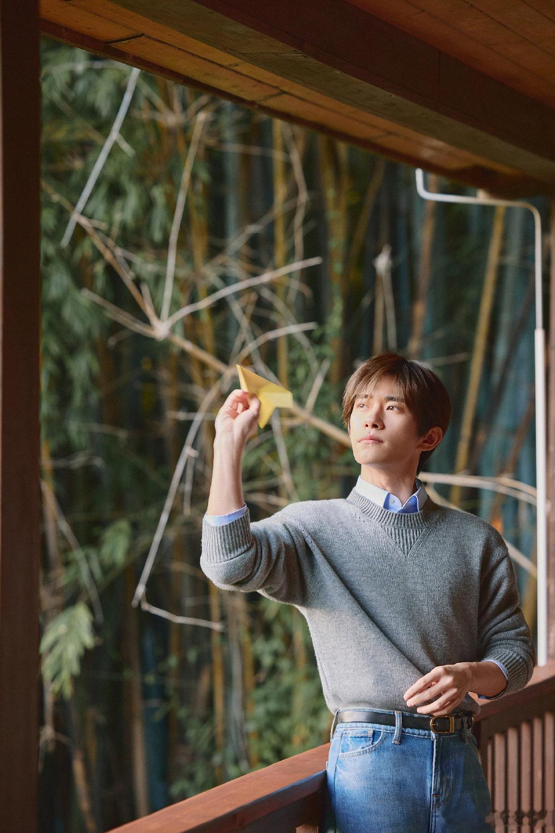 易烊千玺分享九号骑行经历 胡同深处藏着最动人的人间烟火，千玺骑着车缓缓掠过青砖灰