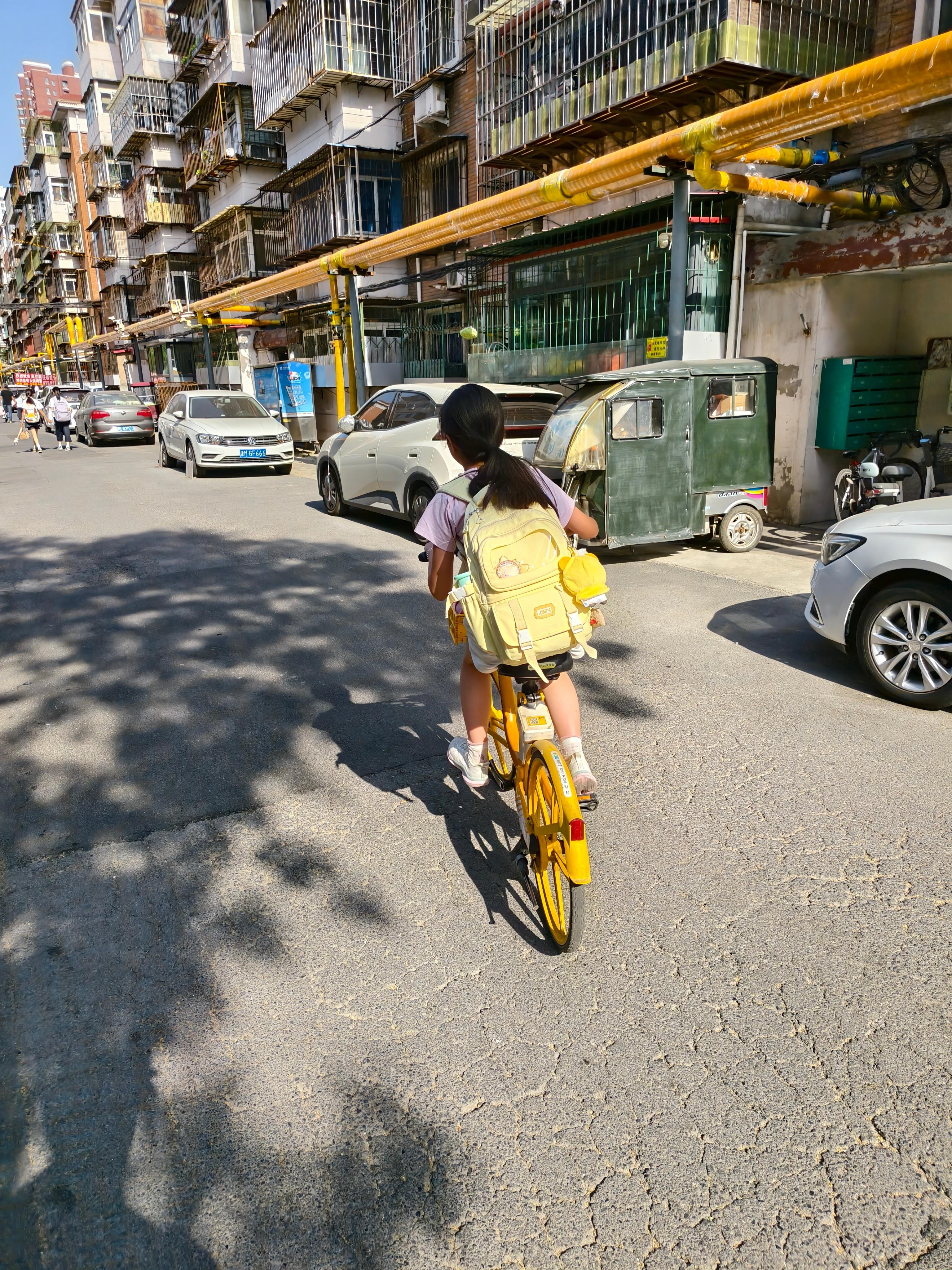 来接孩子放学，现在12周岁了可以骑自行车了，她很喜欢骑，因为新鲜，我办了共享单车