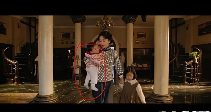 杨紫是不是没有摸透人物角色，母亲这样子抱孩子认真的吗？？？ 