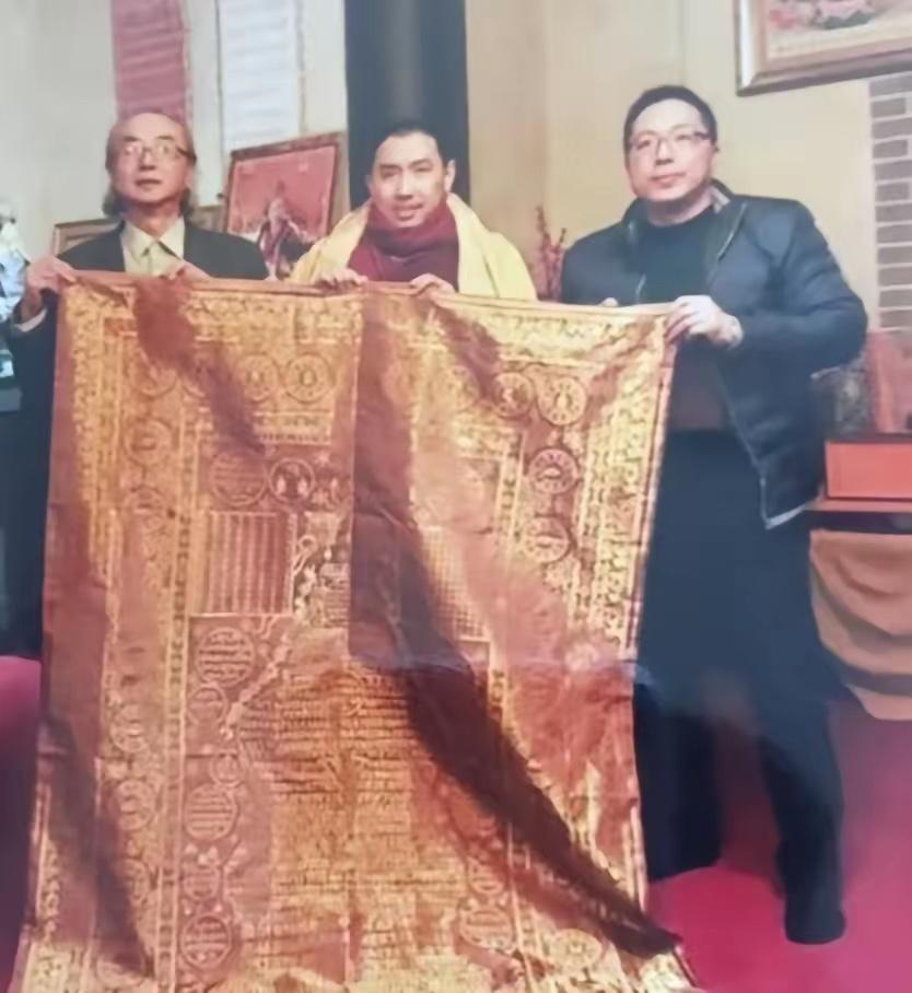 2005年，一件旧袈裟在北京拍卖，却无人问津，一男子觉得蹊跷，花9万买下。回家后