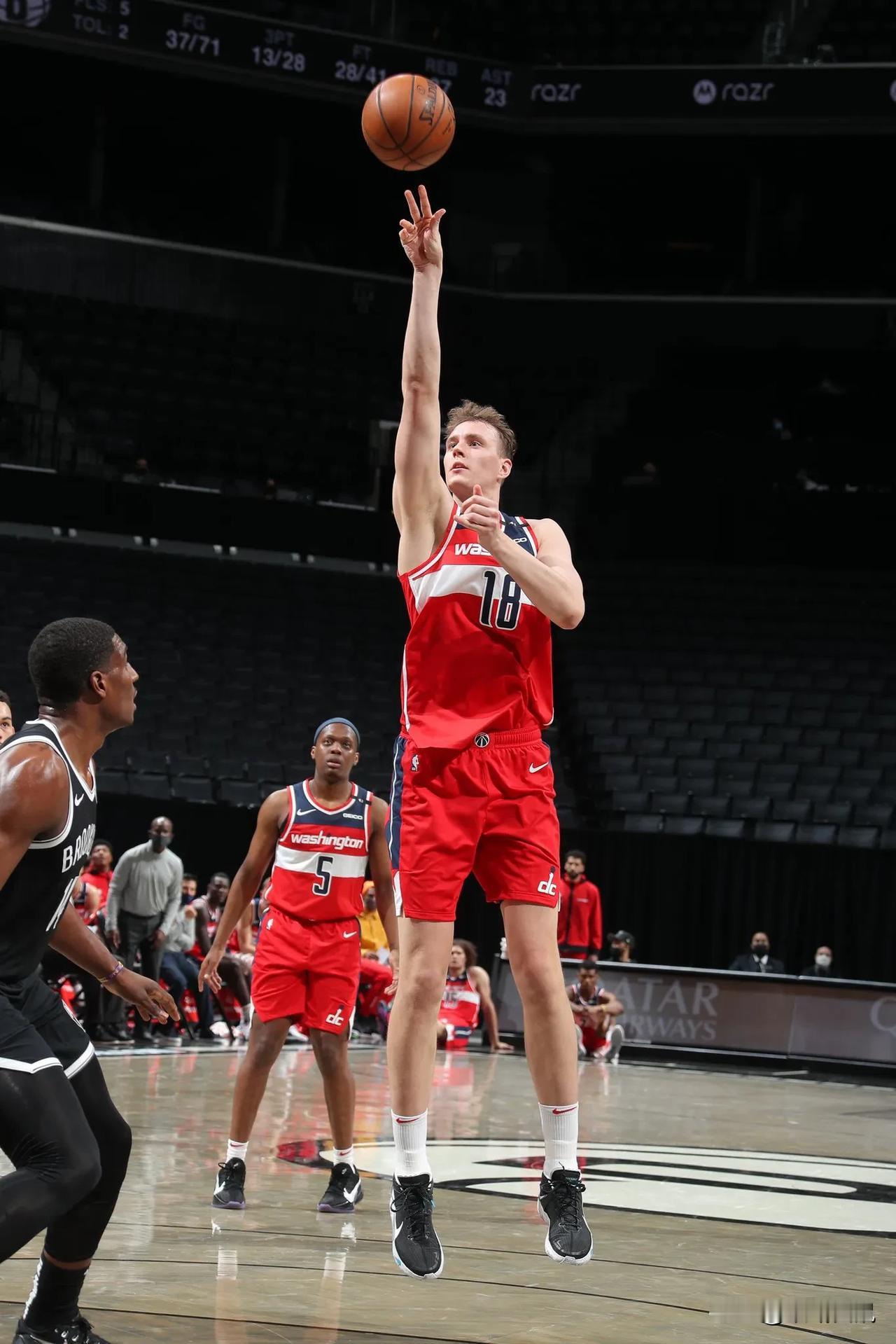 woj:自由球员中锋安塞斯帕塞克尼克斯与雄鹿签订一份双向合同。
这位拉脱维亚球员