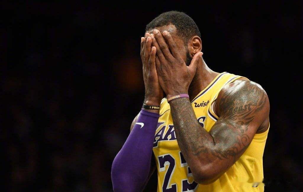 老天啊上帝啊，你们这是打算要灭了湖人咋滴。
里弗斯受伤休息，东契奇受伤也休息，艾