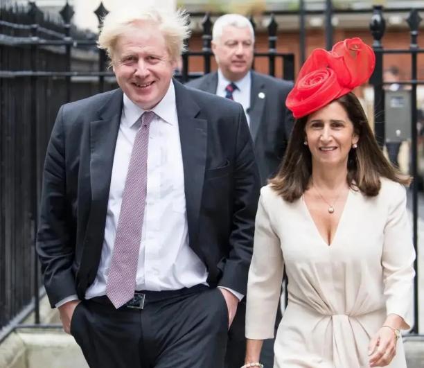 英国首相斯塔默‌为什么突然宣布辞职？被自己吹的牛逼反噬了呗！不仅一个没实现，反而