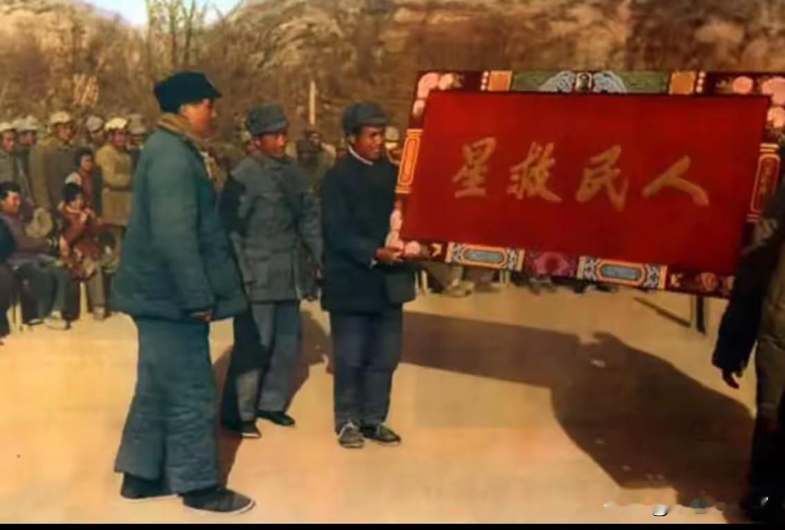 1946年春节，陕北延安百姓敲锣打鼓，向毛主席敬献人民救星金字牌匾。这是人民发自