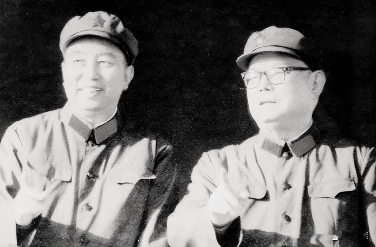 1978年的某天，叶帅连夜紧急叫来华国锋，并低声告诉他，必须要顺应新的形势了，出