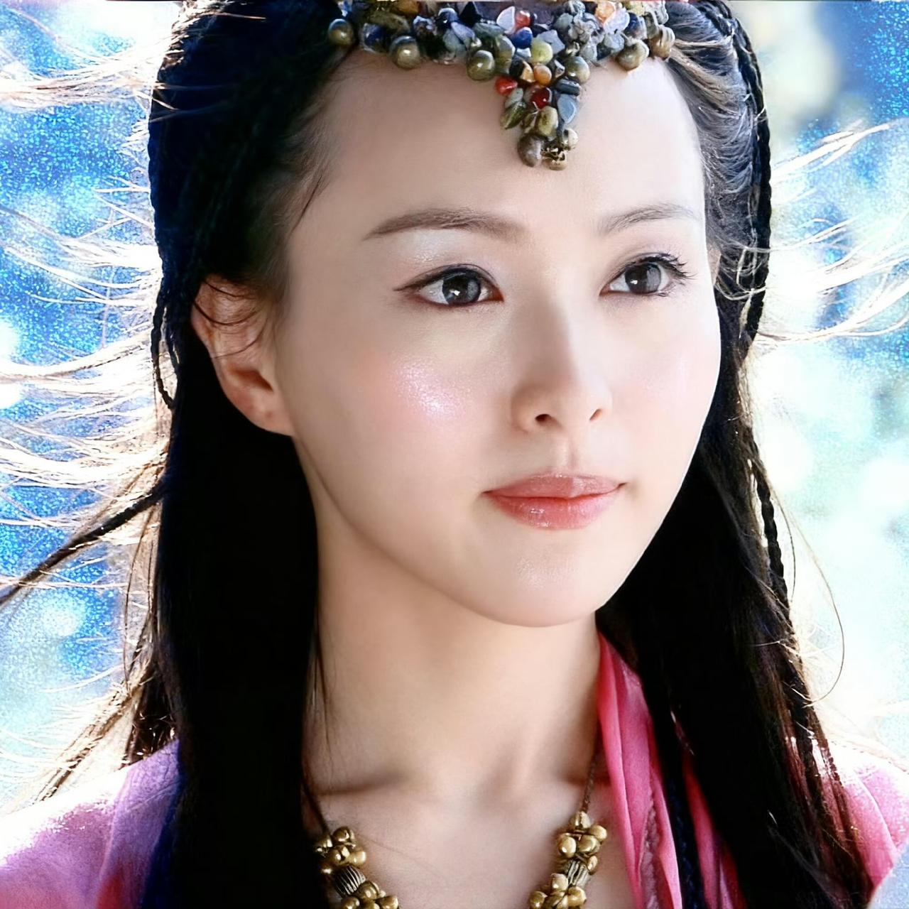 真是傻人有傻福
唐嫣应该积了八辈子德吧
在荧幕上我们一直就是看到她傻甜的形象
每