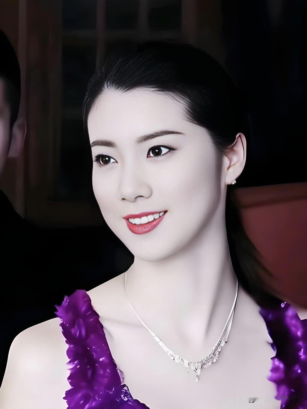 王珂，上戏科班出身，凭抗战剧英气出圈。如今褪去星光回归故乡，不恋名利，在平淡中活