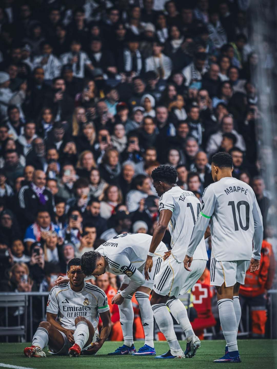 皇马 贝林贝林厄姆左腿半腱肌受伤希望不要影响太久 