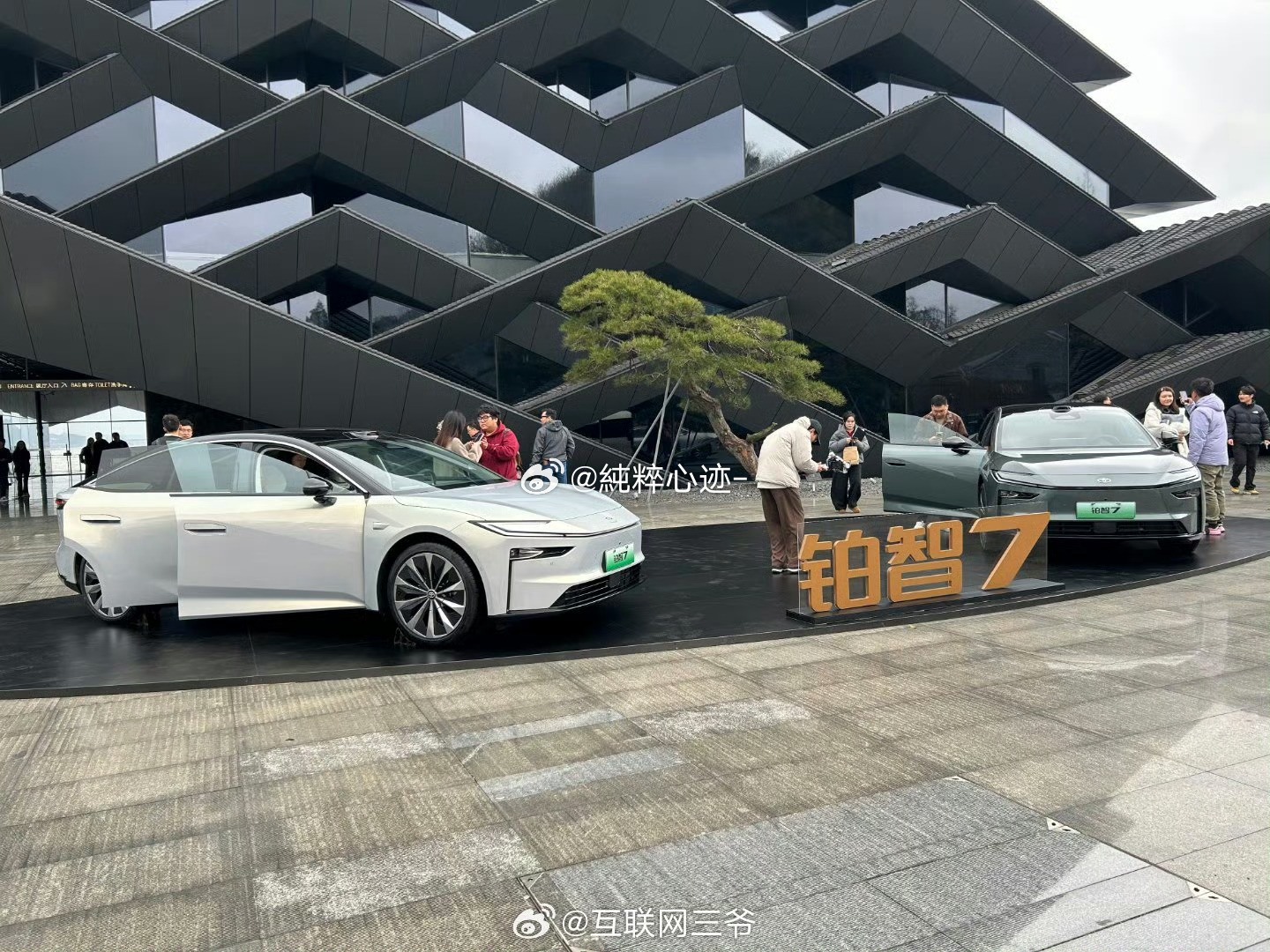 丰田铂智7全面开启试驾29日上市双腔空悬以前更多是豪车标签，现在铂智7把它带到1