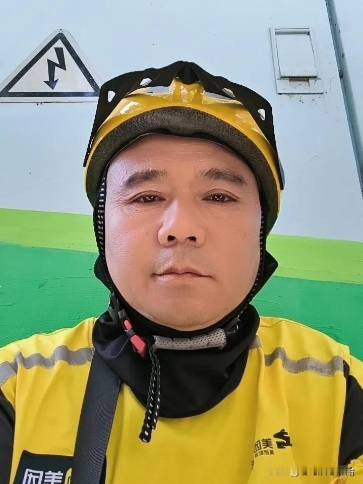 五十多岁，还在跑外卖，真是失败且凄惨的人生！

不过，看看那些年纪轻轻就坐上轮椅