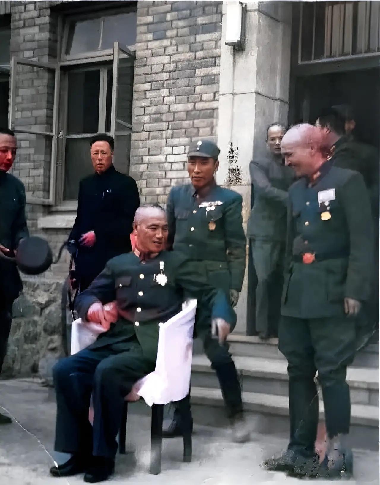 乍一看还以为是两个蒋光头，而实际情况则是坐着的那位的才是真正的常凯申，这张照片拍