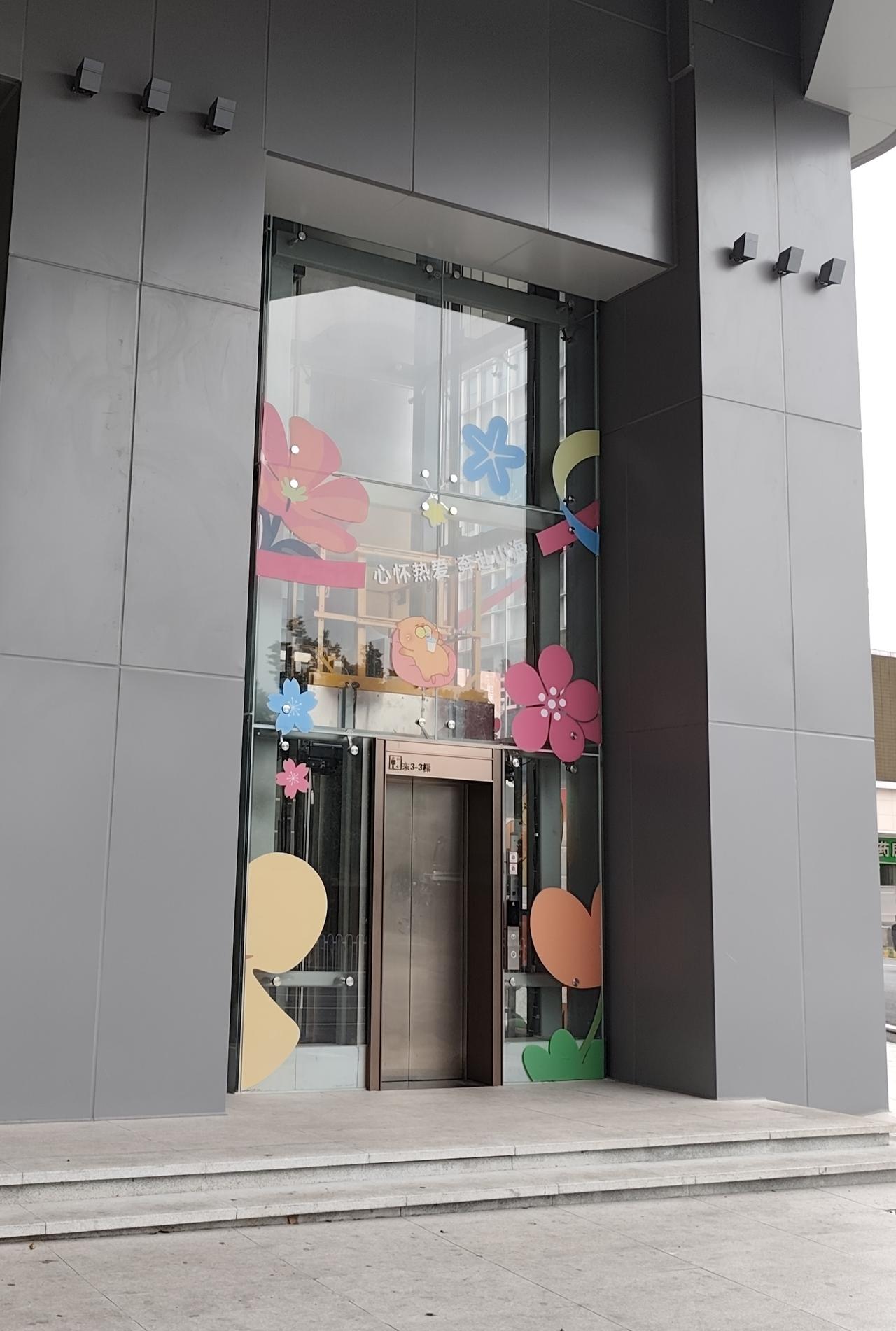 看看黄埔区香雪地铁站出来的过街天桥，没有步行梯的，坐直升电梯上去，看看这座天桥是