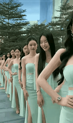 大概率是AI生成的哦～能看到手部、五官有些不自然的地方，还有边缘模糊的小瑕疵，这