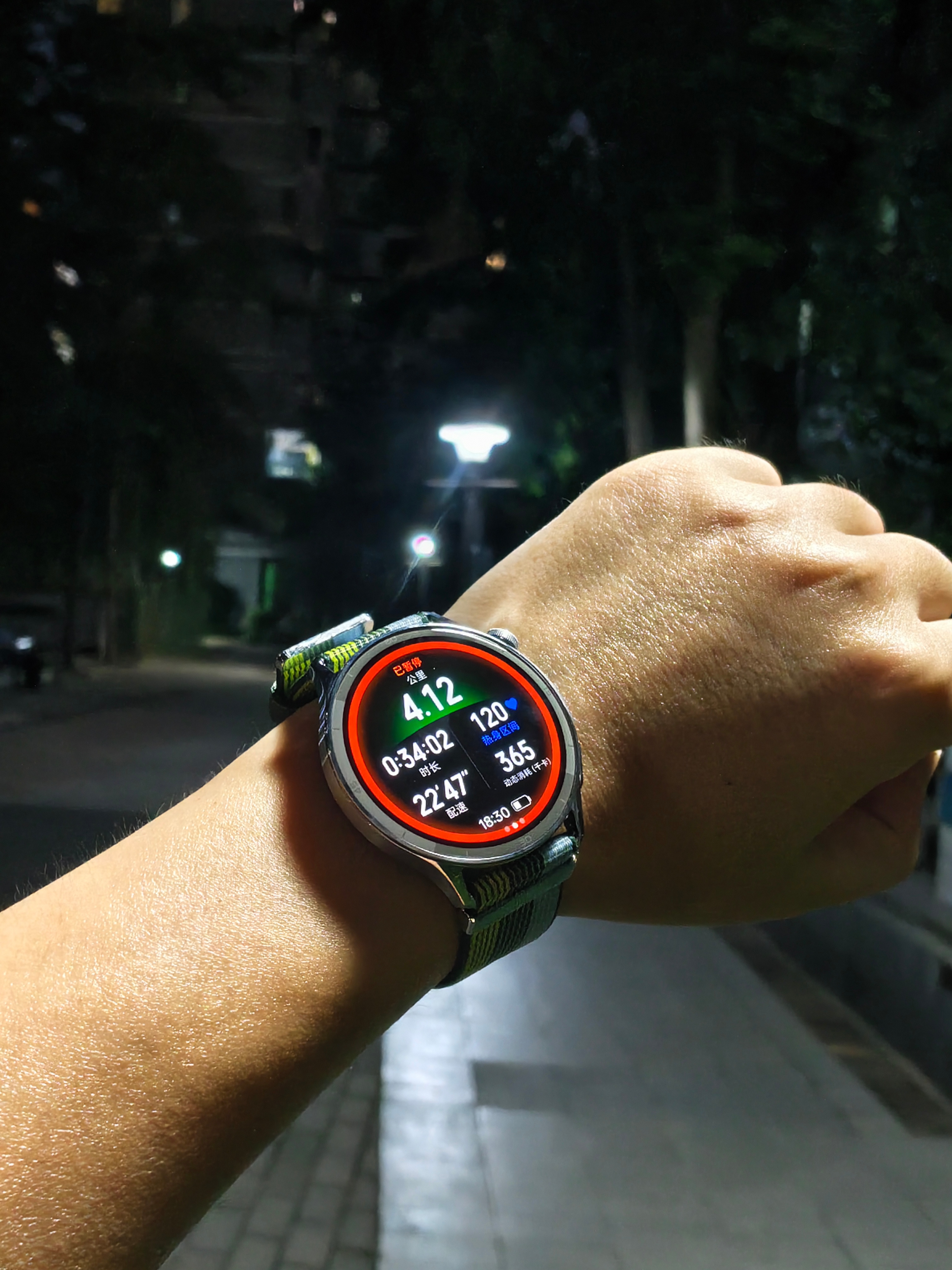 跑步4公里，夜跑的意义，是把白天的焦虑都甩在身后，看路灯拉长身影，也看清内心的平