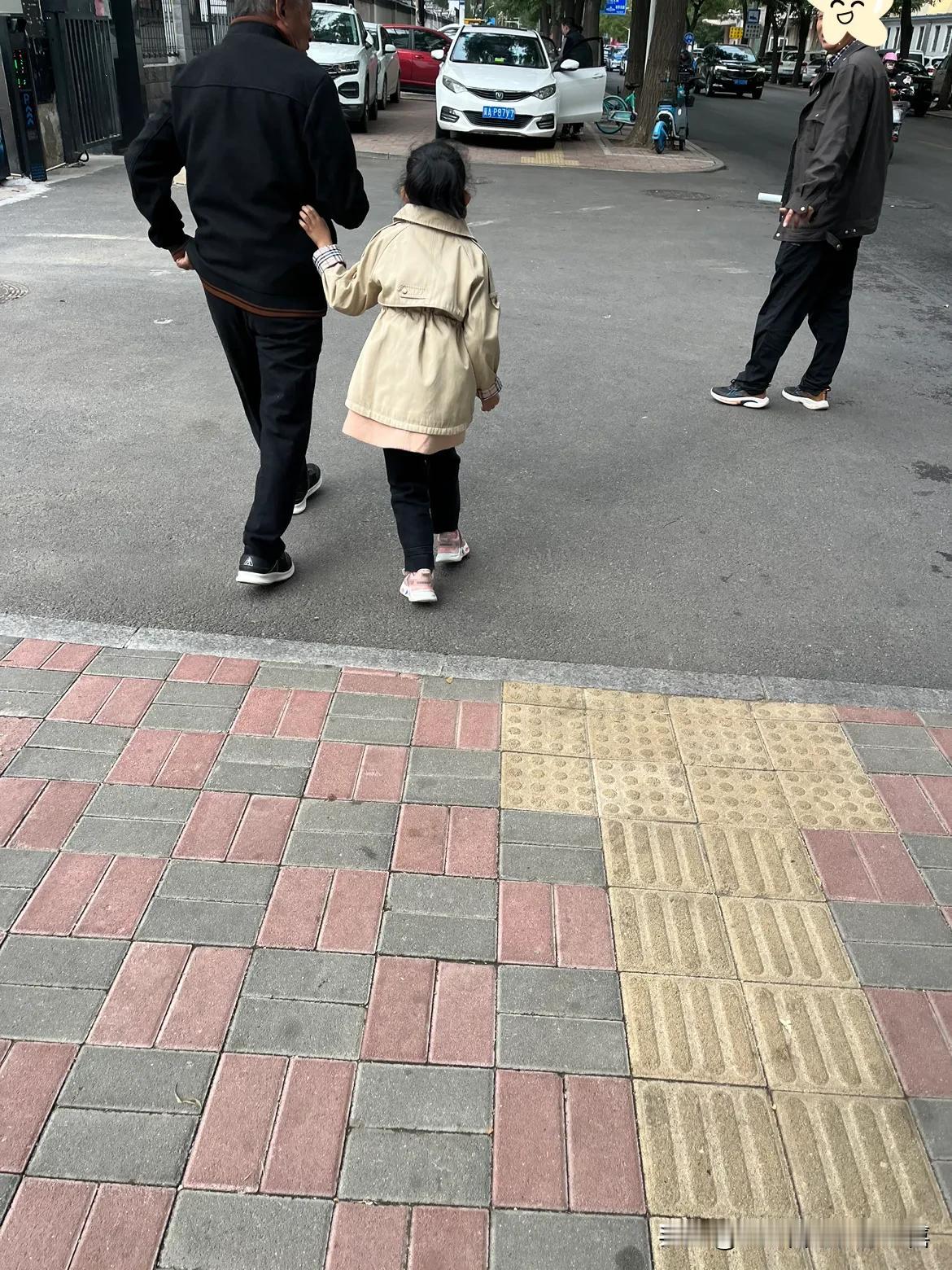#记录秋日生活点滴#
今天上午去隔壁小区门口的丰巢快递柜拿我的东西。快点员投递错