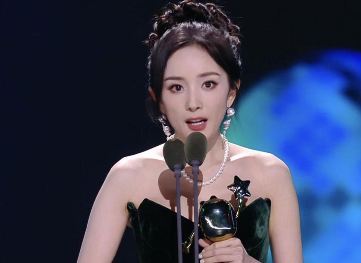 杨幂拿下人气大奖，演技却依然备受质疑，人近中年难转型！
杨幂在爱奇艺尖叫之夜上获