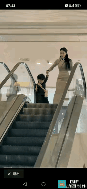 在网络上看到女士带着孩子乘扶梯的视频，真是举止得体完美，动人心弦的画面，让人回味