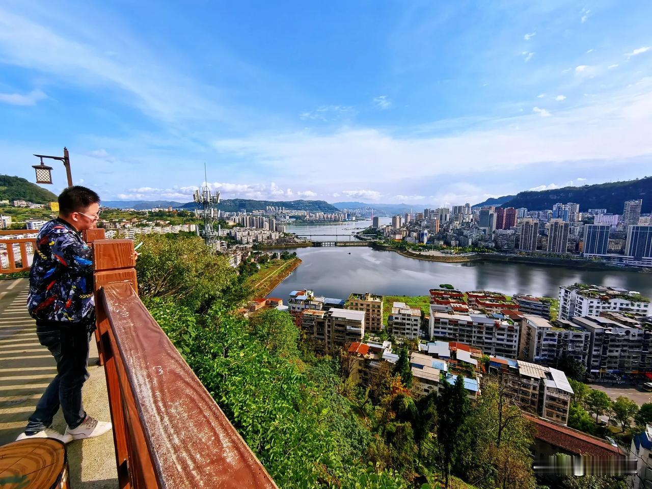 万州区天生天城观景台上，凭栏远眺平湖万州冬日美景！