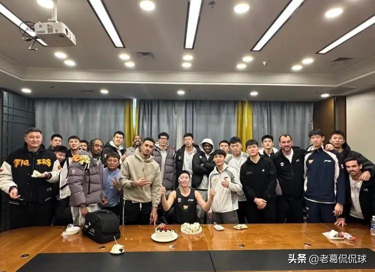 广东东阳光球星胡明轩真是太懂事了！众所周知，今天是胡明轩的28岁生日，在如此重要