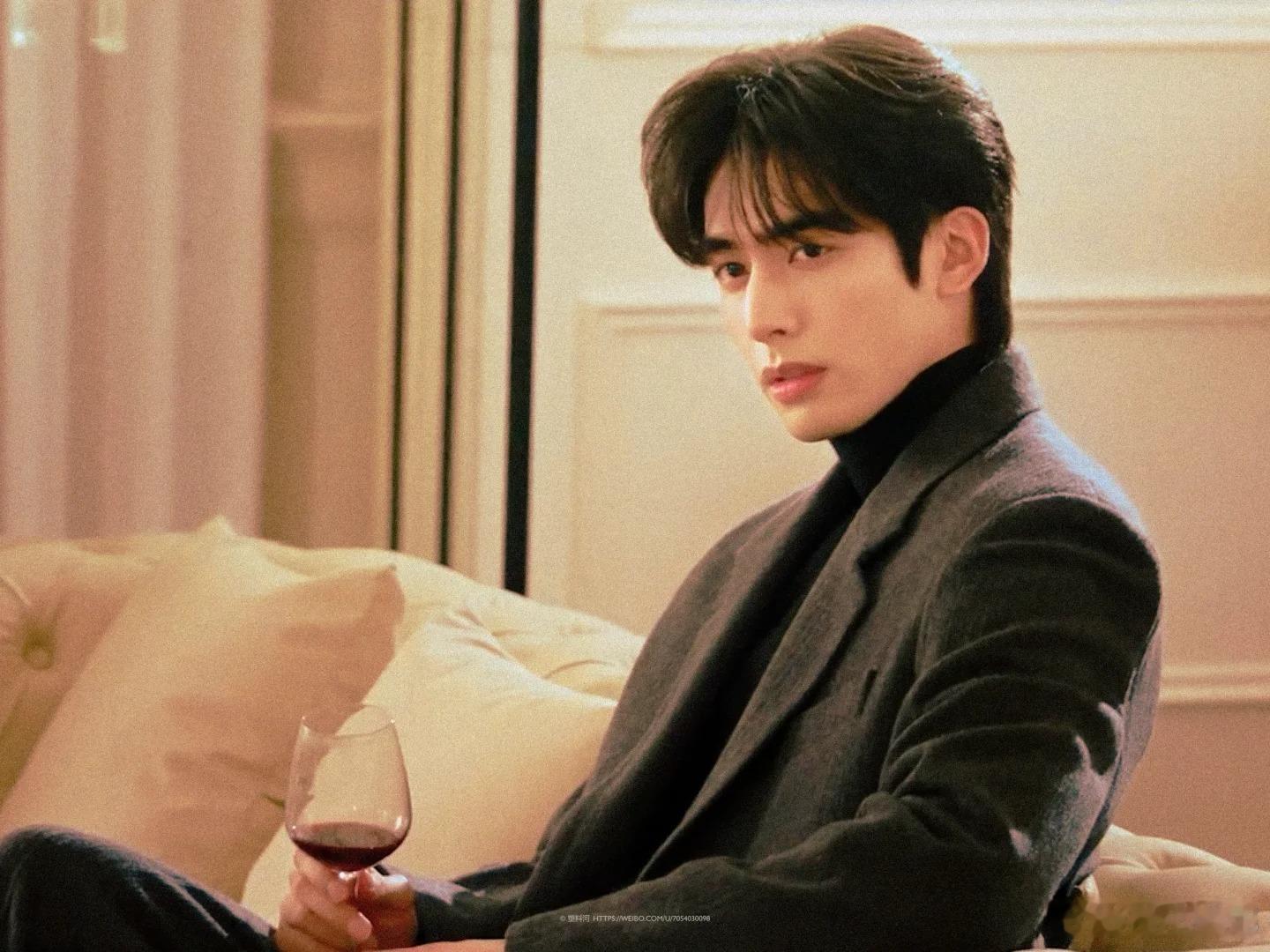 宋威龙一出场我天都亮了 宋威龙在《骄阳似我》里的每一次出场，都像是一场视觉盛宴！