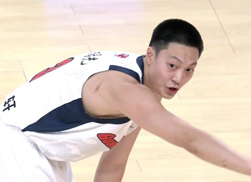 胡明轩3分！

杜峰是真执着啊，就是对胡明轩抱有希望，痴迷胡明轩和徐杰两个双能卫