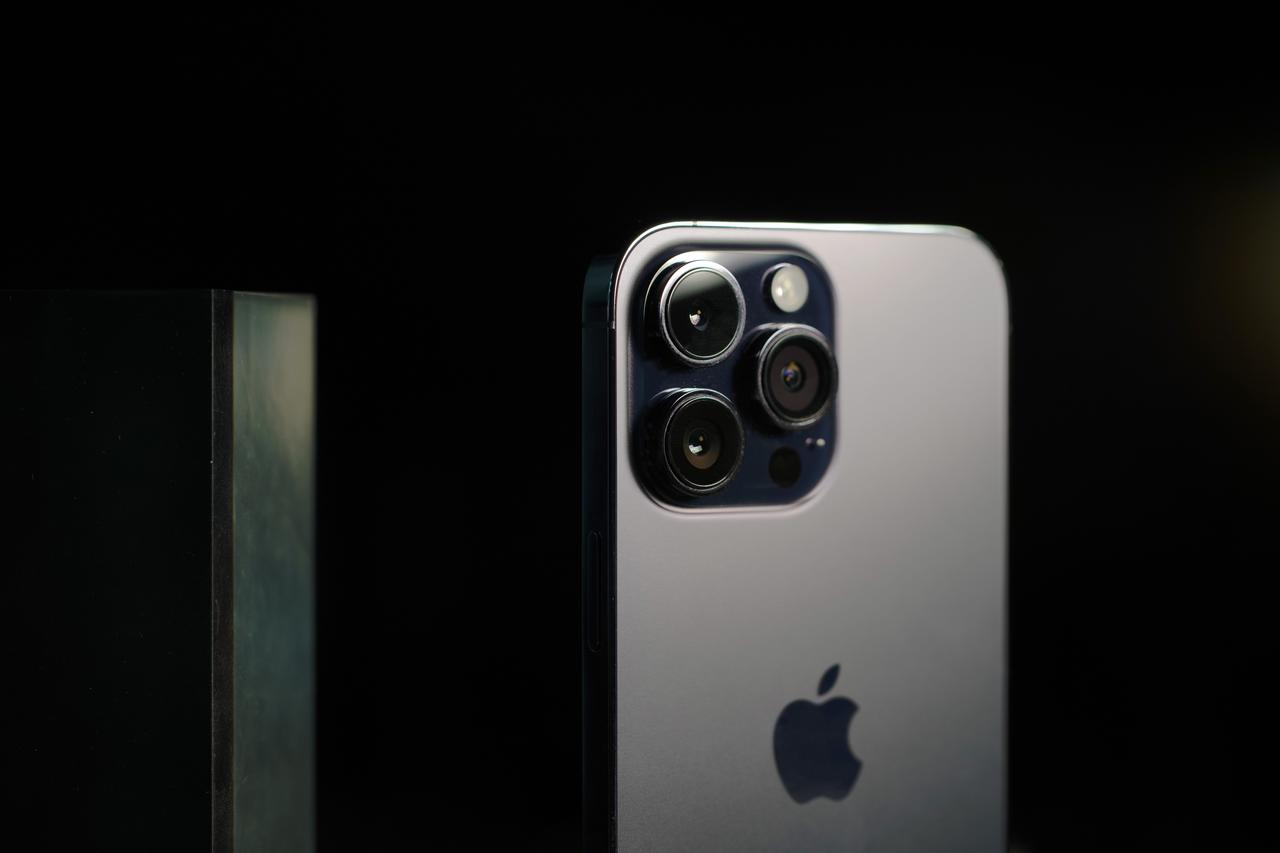 iPhone15Pro与前代外观特写[看]
苹果3代Pro系列外观对比，是选择钢