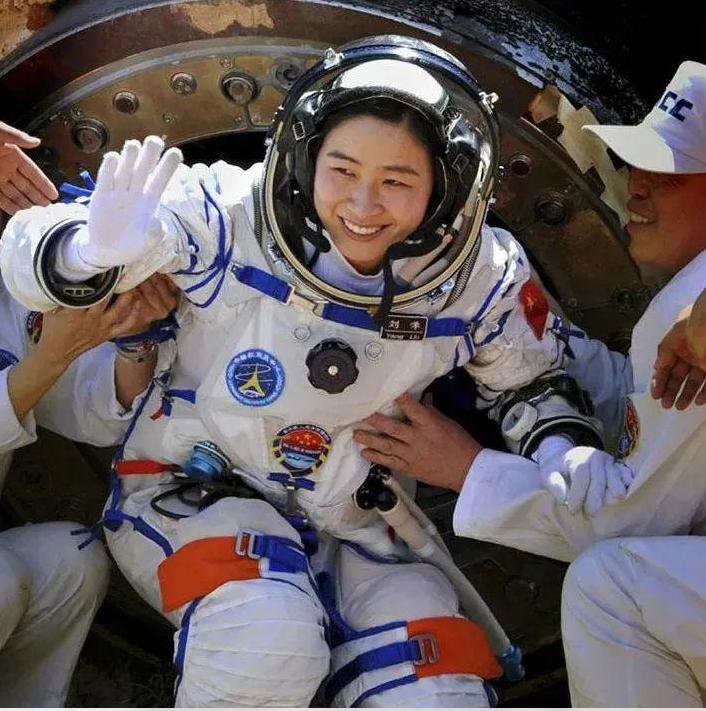 为什么上太空要带一名女航天员？内行人道出原因，看完让人感慨。

神舟乘组名单一公