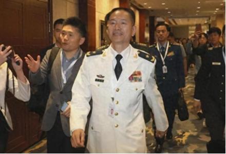 中国军官太“坏”了，明知道美国防部长没文化，还要“拷问”人家
 
中国军官在新加