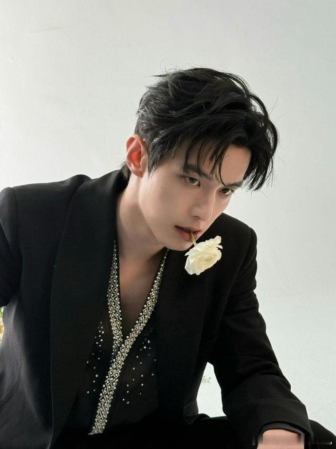 何与商务何与影视资源何与商务，五天三商务来啦，咱就说关于新剧，期待住官宣见，永远