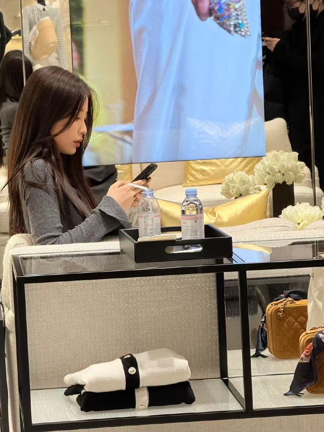 曼谷机场偶遇虞书欣 曼谷机场偶遇虞书欣，姜暮萌妹私下完全是姐姐 是老公虞书欣冷脸