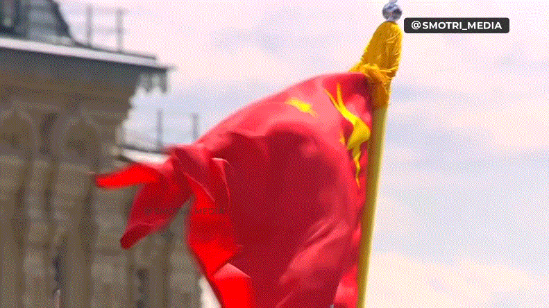 莫斯科红场，解放军仪仗队帅出天际

莫斯科红场阅兵式开始，分列式正在进行中。一直