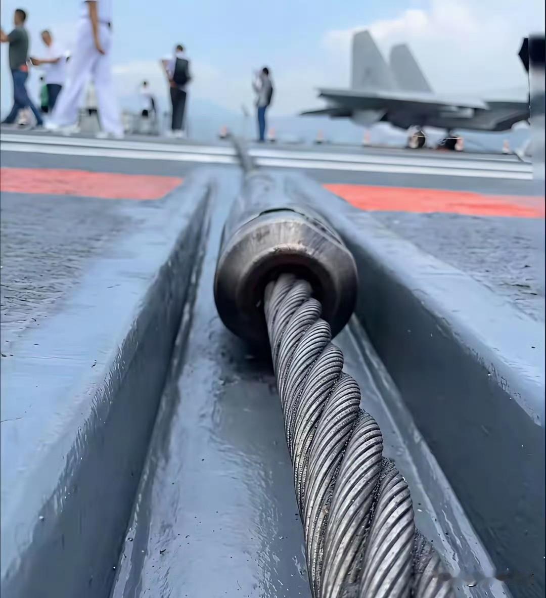 中国航母上的阻拦索，曾经这一根小小的钢索，外国人卖给我们是天价。直到今年我们突破
