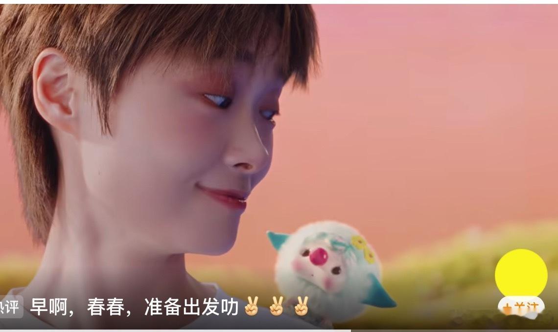 李宇春CHOUCHOU名创优品潮流合作  春春微微低头，眼神温柔地看着旁边小小的