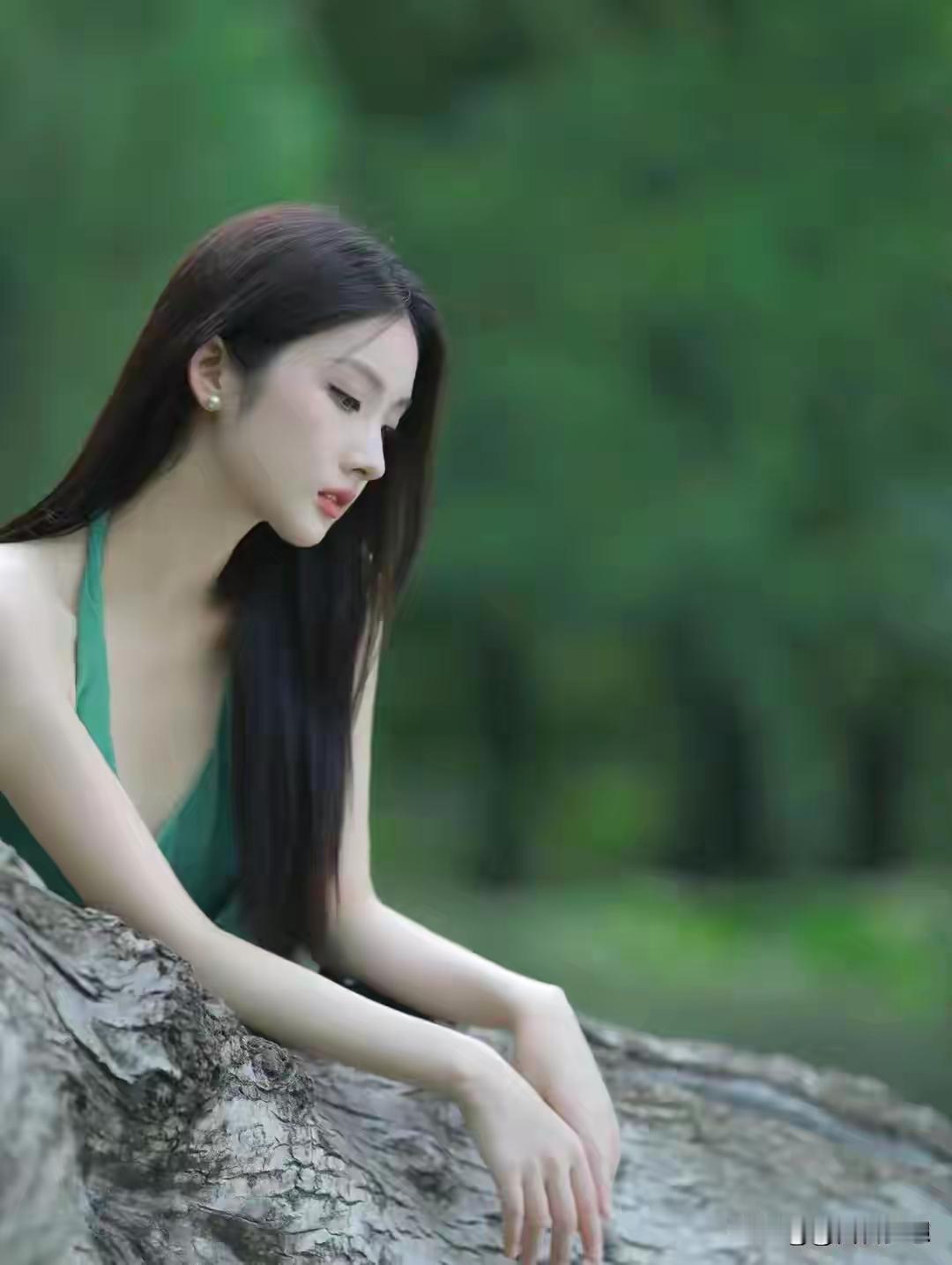 沉思的少女，静谧的森林，自然的美丽上联：读世间名著，求下联