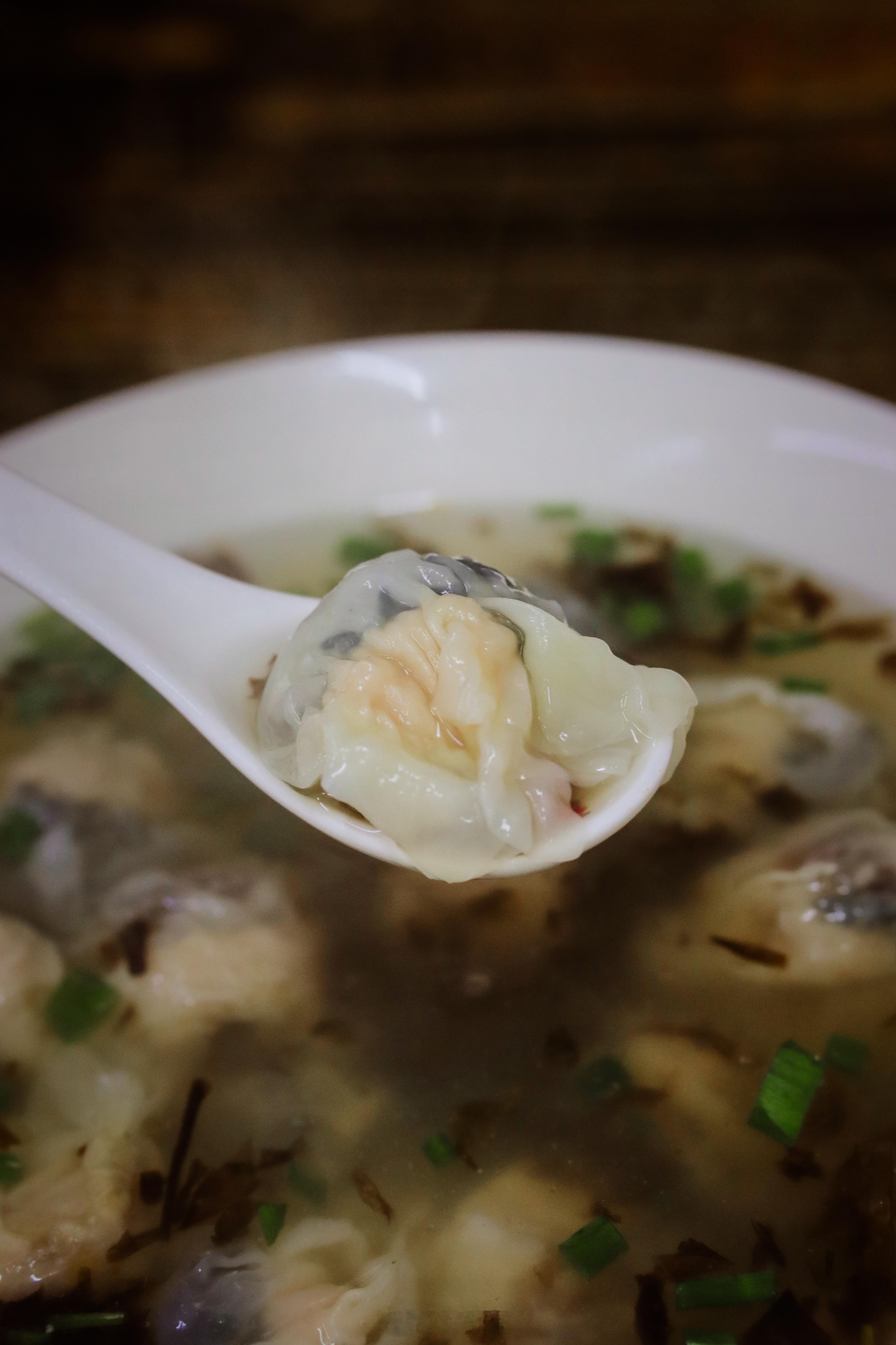 我承认它实际没有图片这么诱人！但是味道是我反复吃都好吃的现点现包现做皮蛋扁肉和小