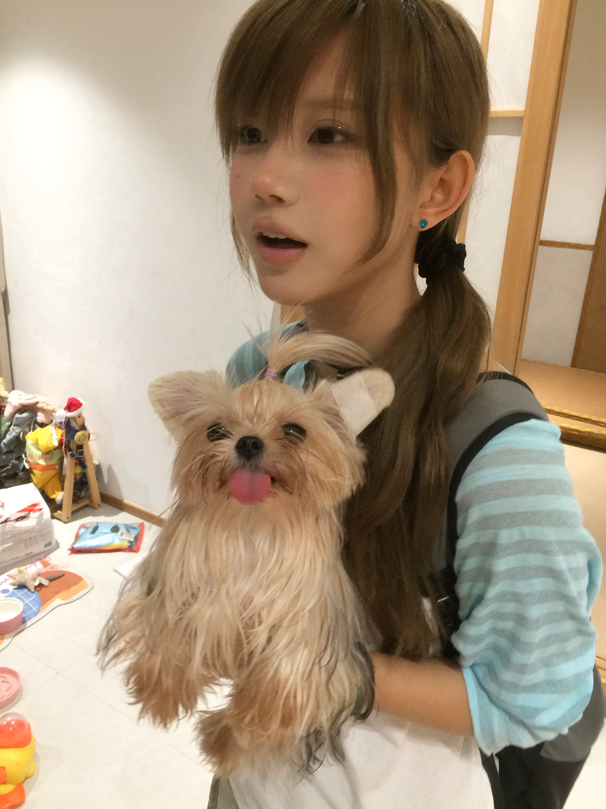 这个女孩比我会看镜头 