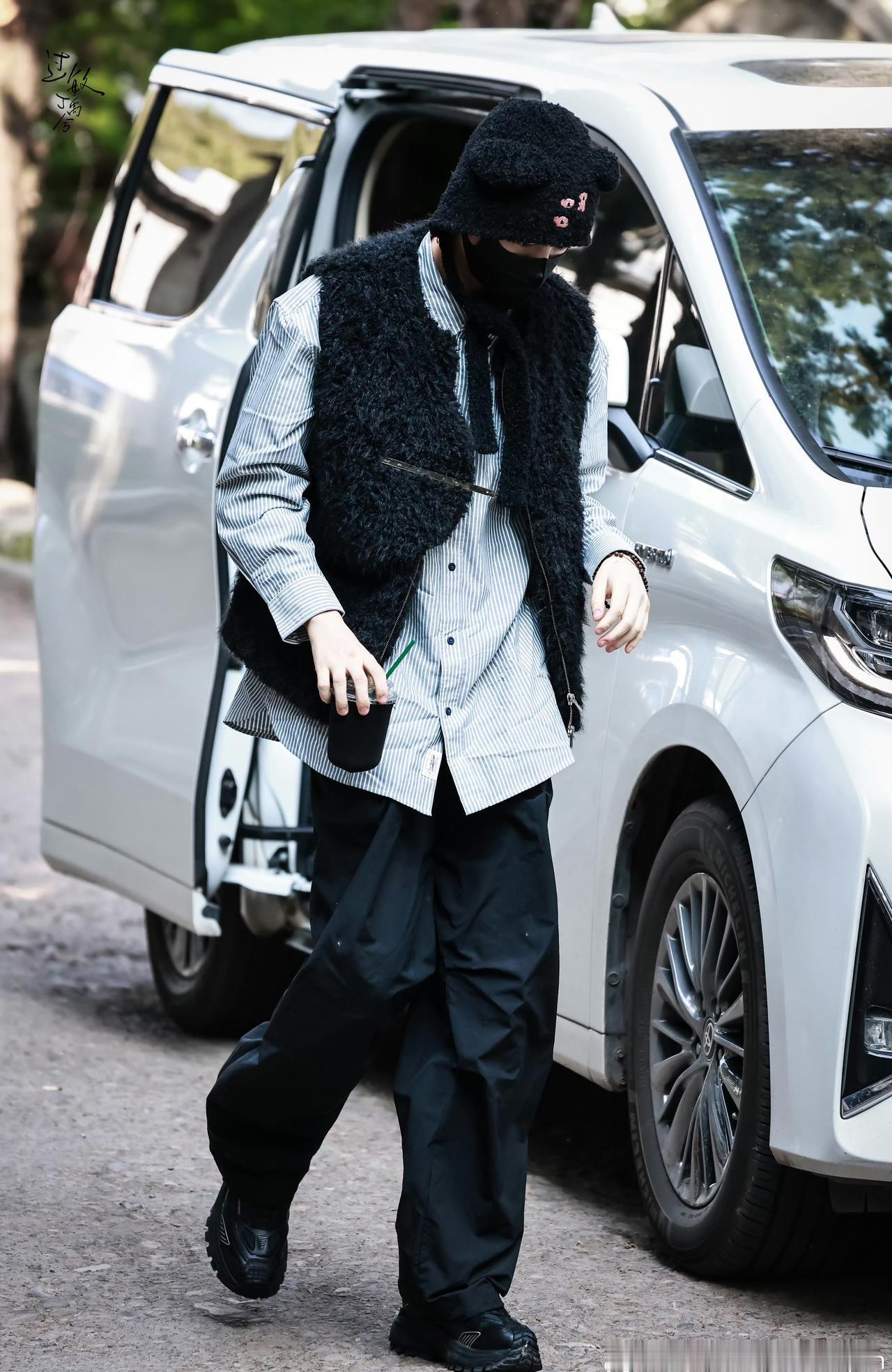 💚丁禹兮帽子多的可以开店了 

我喜欢天空的颜色，我喜欢风的味道，我喜欢大海的