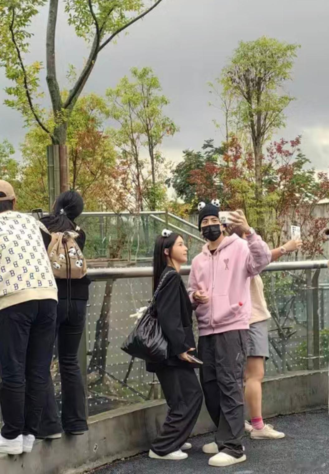 #偶遇王大陆与女友看大熊猫# 王大陆什么时候换新女朋友了，我真的是2g网了[允悲