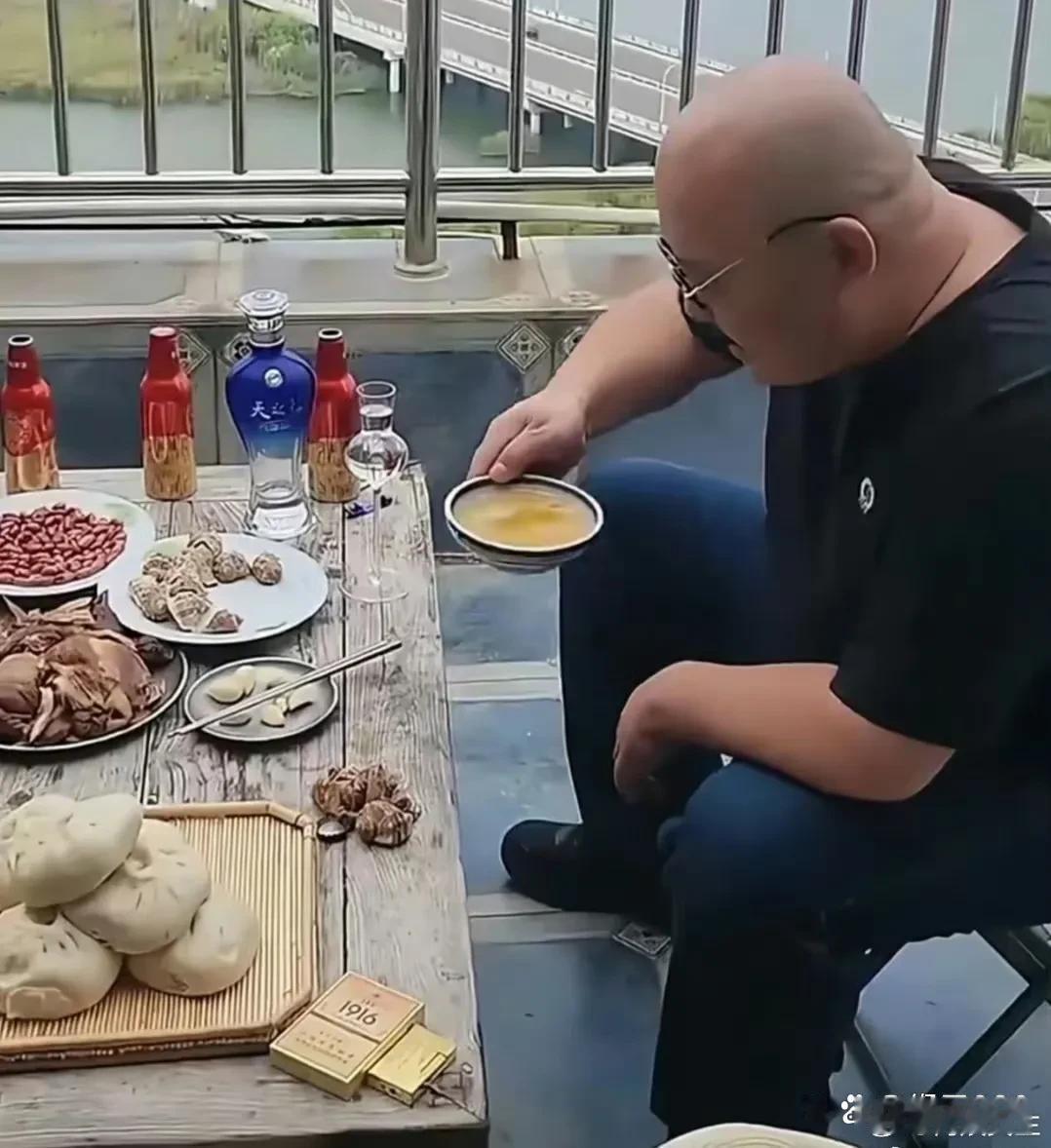 刀郎这么大的腕儿，酒量看着还不错吃顿饭一桌子不到100块吧？ 