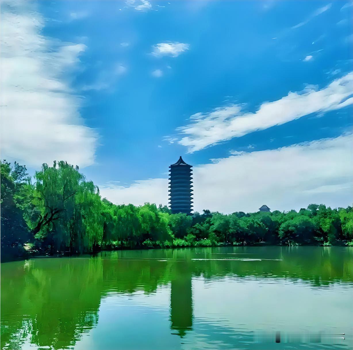 上联：博雅塔下人博雅
下联：有请雅士[玫瑰][玫瑰][玫瑰]