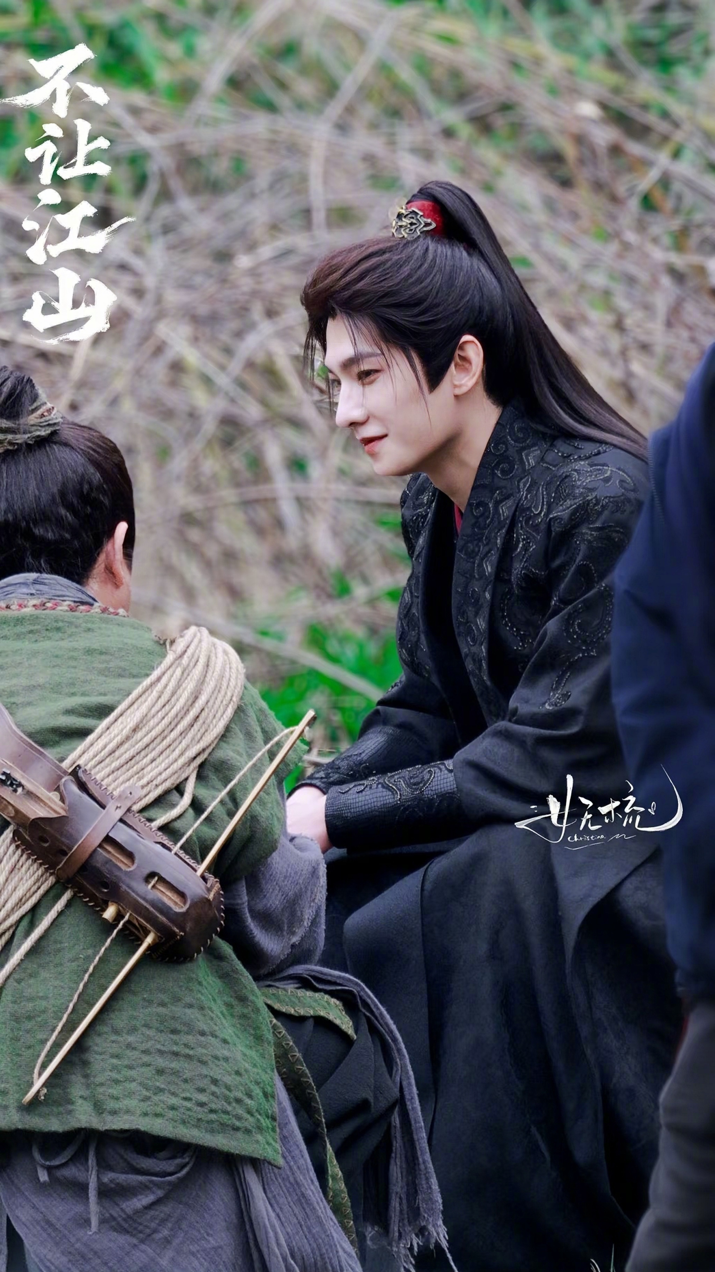 杨洋《不让江山》目前最佳路透造型👀高马尾+红发带+黑戏服的李叱 