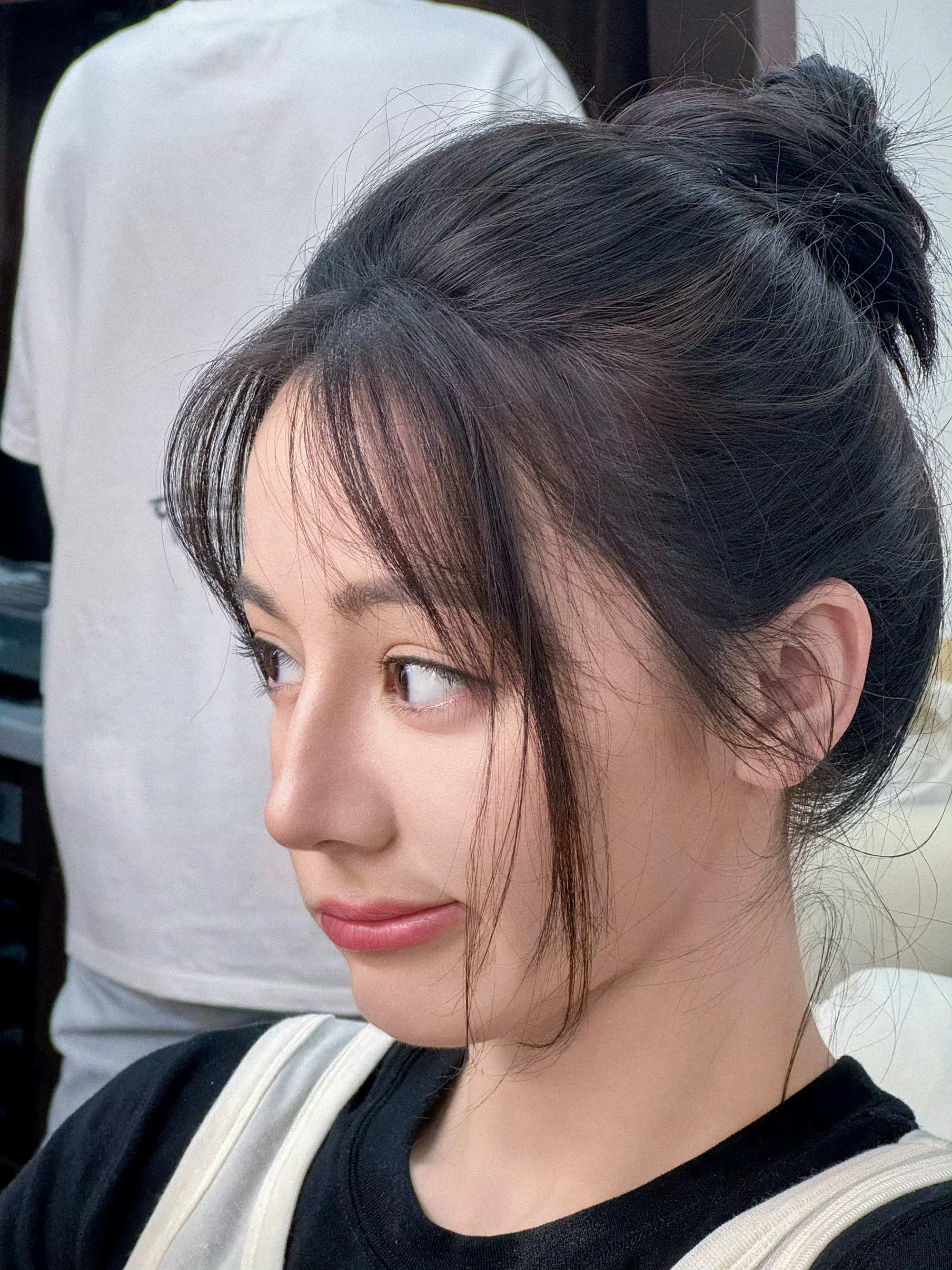 迪丽热巴龙须刘海丸子头迪丽热巴现在申请加入娥眉队还来得及吗 没有繁复妆造加持，仅
